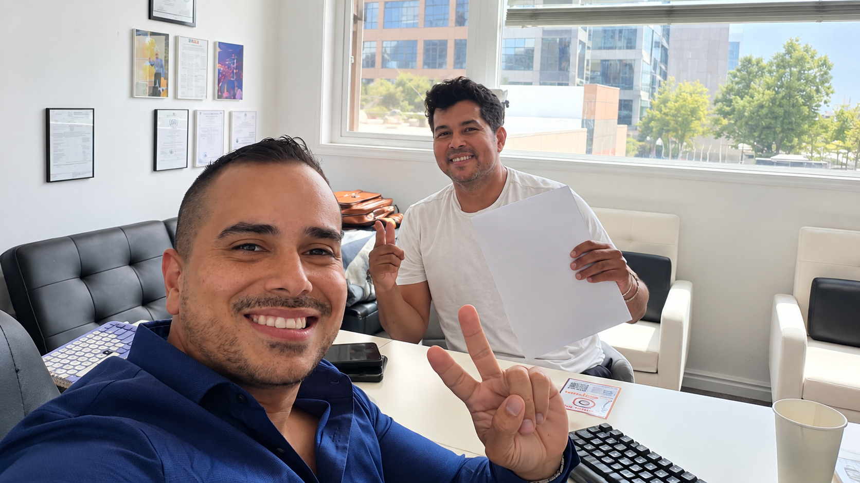 Dos personas sonriendo en la oficina de BlackLand Business